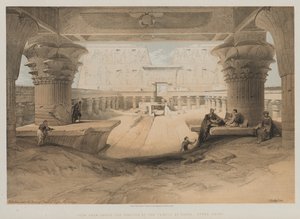 Egypt og Nubia, bind I: Utsikt fra under portikken til Edfou-tempelet, Øvre Egypt, 1847. av Louis Haghe