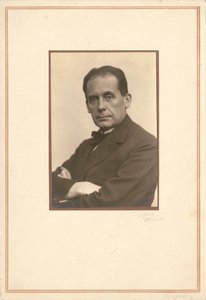 Walter Gropius 1883-1969, tidlig på 1920-tallet. av Louis Held