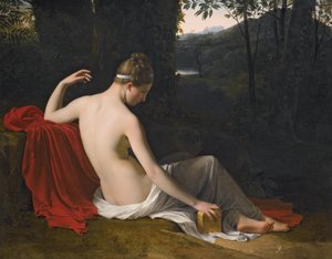 Pandora liggende i et skogslandskap