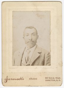 Fotografi av en mann iført en lys jakke, vest og slips, sent på 1800-tallet. av Louis Janousek