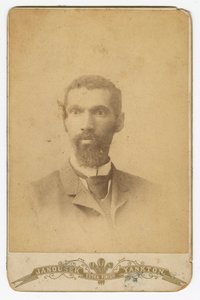 Fotografi av en mann med skjegg, sent på 1800-tallet. av Louis Janousek