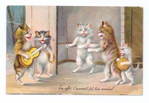 Edwardiansk postkort av en katt som spiller gitar med tre andre katter og en kattunge, ca. 1910 av Louis Wain
