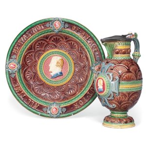 En Minton majolica ewer og stativ