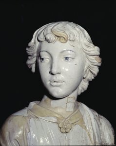 Engel som holder et stearinlys, detalj av hodeglasert keramikk for detaljer se 97637 for par se 97635-6 av Luca Della Robbia