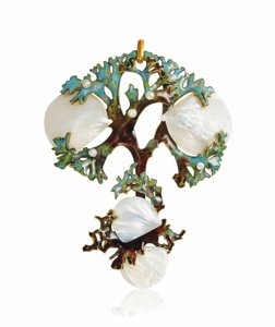 Et perlemor-, emalje- og frøperleanheng i jugendstil, ca. 1900 av Lucien Gaillard