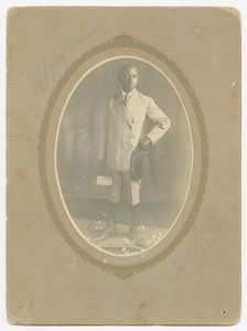 Fotografi av Amos Harper på vei til skolen, ca. 1910. av Lucius Harper