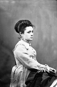 Noble Roman poserer i et studiobilde
