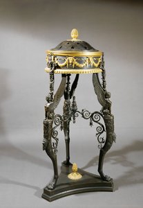Dreifuß, Bronze und vergoldete Bronze, inspiriert von einem römischen Original von Luigi & Manfredini Francesco Manfredini