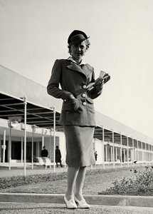 Modell i dress skapt av couture-huset "Graldi". En stiv lue fullfører ensemblet. (s/hvitt bilde)