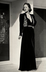 Modellen bærer en lang aftenkjole av mørk fløyel med brodert dekor, skapt av det italienske couture-huset "Fercioni". (s/hvitt bilde)
