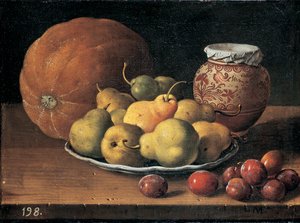 Pærer på en tallerken, en melon, plommer og en dekorert mansies-krukke på en trekant