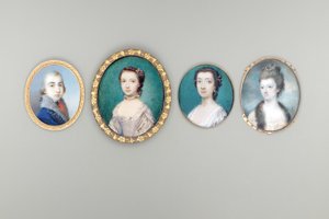 Fru Arabella Walker-Heneage, født Cope (d. ca. 1818), i kremfarget kjole med blondekant og pelskant, perler flettet inn i hennes oppsvepte og krøllede hår, himmel- og skybakgrunn