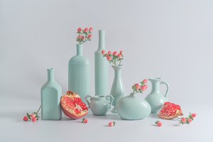 Oppstilling med blå vaser og granateple av Lydia Jacobs