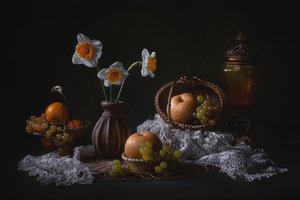Stilleben med påskeliljer og frukt av Lydia Jacobs