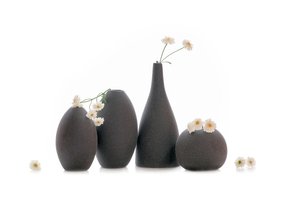 Mørke vaser og hvite blomster av Lydia Jacobs
