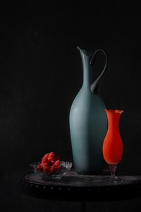 Elegante vaser og bringebær av Lydia Jacobs