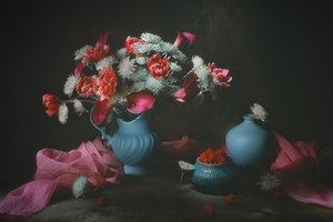 Stemningsfullt blomsterstilleben av Lydia Jacobs