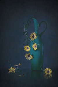 Stemningsfullt blomsterstilleben av Lydia Jacobs