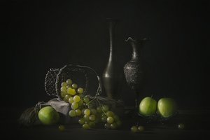 Stemningsfulle druer og epler av Lydia Jacobs