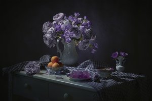 Stemningsfullt lilla blomsterstilleben av Lydia Jacobs