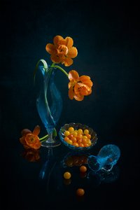 Appelsinblomster og blått glass av Lydia Jacobs