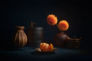Stilleben med oransje dahlia av Lydia Jacobs