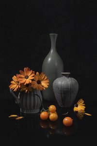 Stilleben med oransje blomster av Lydia Jacobs