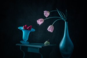 Rosa tulipaner og jordbær av Lydia Jacobs