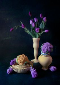 Lilla tulipaner og blomkål av Lydia Jacobs