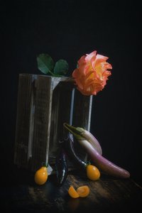 Stilleben med roser og produkter av Lydia Jacobs