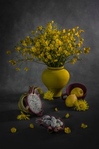 Gule blomster og frukt av Lydia Jacobs