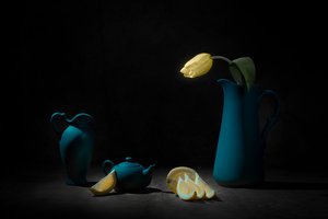 Blått stilleben med gul tulipan av Lydia Jacobs