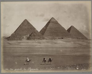 Utsikt over pyramidene i Mykerinos, Chephren og Cheops ved Giza Vue Generale des Pyramides (tittel på objekt)