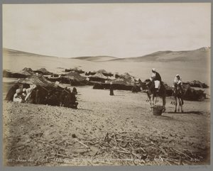 Leir med telt og kameler i (antagelig) Egypts ørken Scene du desert: Arrivée de chameliers à un campement de tribu. (tittel på objekt)