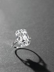 En elegant ring (platina og diamant) av Manuel Cusí