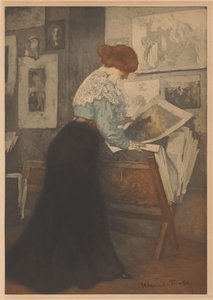 Kvinne foran et printstativ