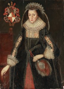 Portrett av Lady Eleanor Dutton, trekvart lengde, i elegant kjole, stående ved siden av en stol påskrevet med våpenskjold fra Dutton-familien i Cheshire og Gloucestershire