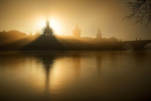Gyllen morgen-tåke i Praha av Marek Kijevský