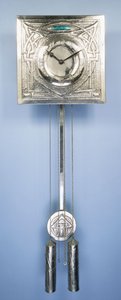 En veggklokke av Margaret Gilmour (1860-1942), dekorert i repouse med keltisk entrelac-design av Margaret Gilmour