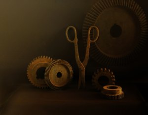 Rustne tannhjul og sakser av Margaret Halaby