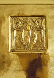 Møbler designet for nr. 120 Mains Street, Glasgow, Repousse metallplakett opprinnelig over peisen, ca. 1900 (metall) av Margaret Macdonald