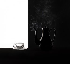 Kontrasten mellom dampende kaffe av Margareth Perfoncio