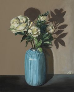 Hvite peoner i blå vase - Stemningsfullt blomsterstilleben