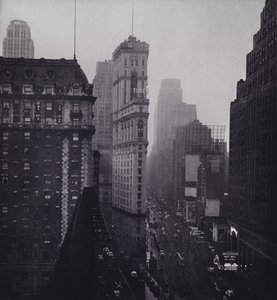 Manhattan: Regn over Times Square (s/hvitt bilde) av Mario Bucovich
