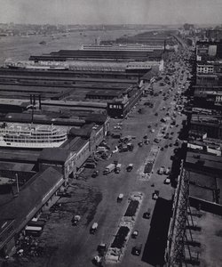 Manhattan: motorvei på vestsiden (s/hvitt-bilde) av Mario Bucovich