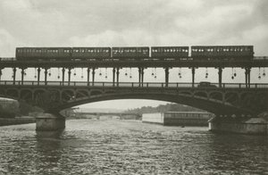 Paris: Pont de Passy (s/hvitt bilde) av Mario Bucovich