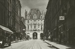 Paris: Rue de Birague (s/hvitt bilde) av Mario Bucovich