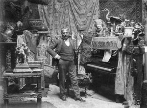 Portrett i full lengde av maleren Francesco Vinea i avdelingen til Donatello i Firenze. Han poserer i et rom dekorert med et vilkårlig antall gardiner, kinesiske vaser, små skulpturer og nips. Til høyre et piano og en fiolin (s/hvitt bilde)