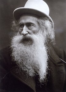 Halvlangt portrett av den eldre billedhuggeren Vincenzo Gemito