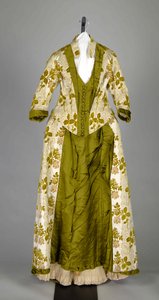 Dress, American, 1885.    1152589   no       norwegian Successfully Translated  Original: Oumayagashi, from the series "One Hundred Famous Views of Edo (Meisho Edo hyakkei)" Translat: Oumayagashi, from the series "One Hundred Famous Views of Edo (Meisho Ed av Marion E. Dick